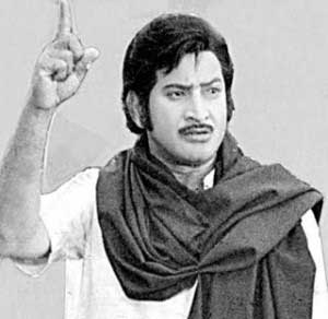 super star krishna,50 years cinema career,manjula,top hero,krishna special artical  కృష్ణ బలం - బలహీనత  ఆయన అభిమానులే!